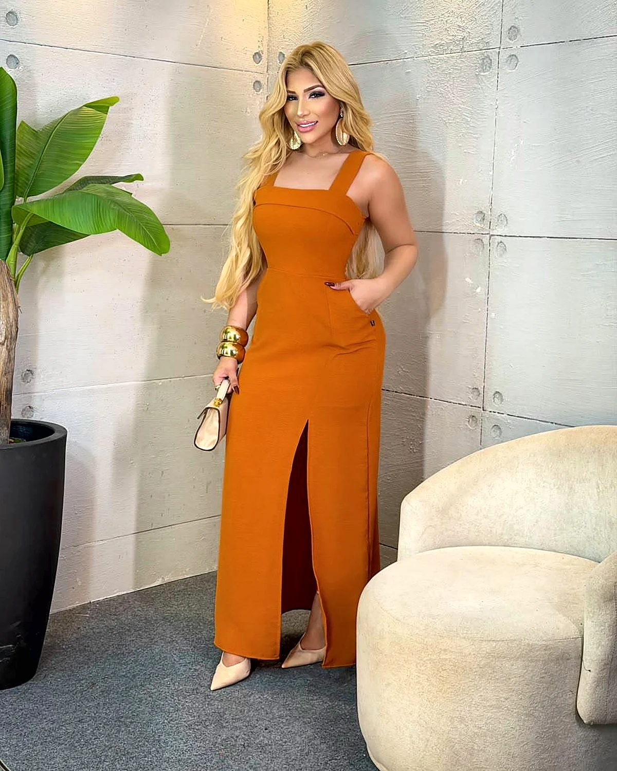 Modelo com o vestido longo laranja